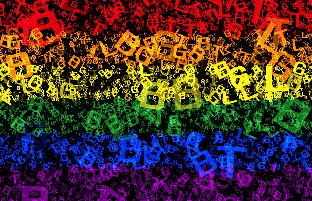 Buchstabensalat aus LGBTQ in regenbogenfarben angeleuchtet