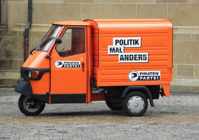 Ape in orange mit Aufdruck "Politik mal ander5"