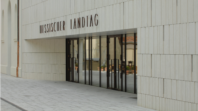 Bild vom Eingang des hessischen Landtags